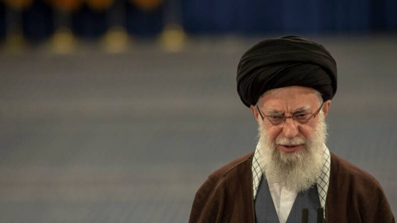 Quem é Ali Khamenei, o homem que lidera o Irã há mais de três décadas