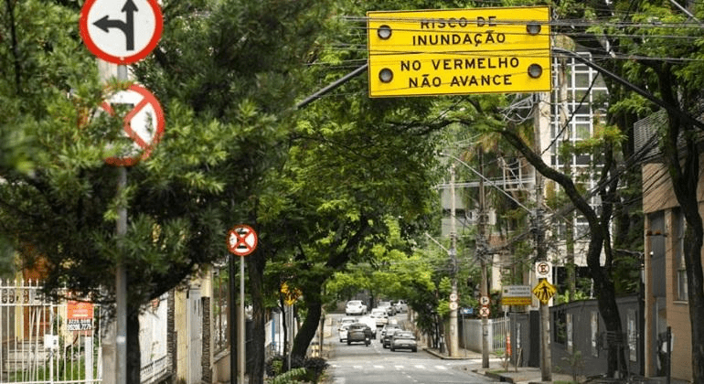 Belo Horizonte reforça segurança viária com novos dispositivos de alerta de enchentes