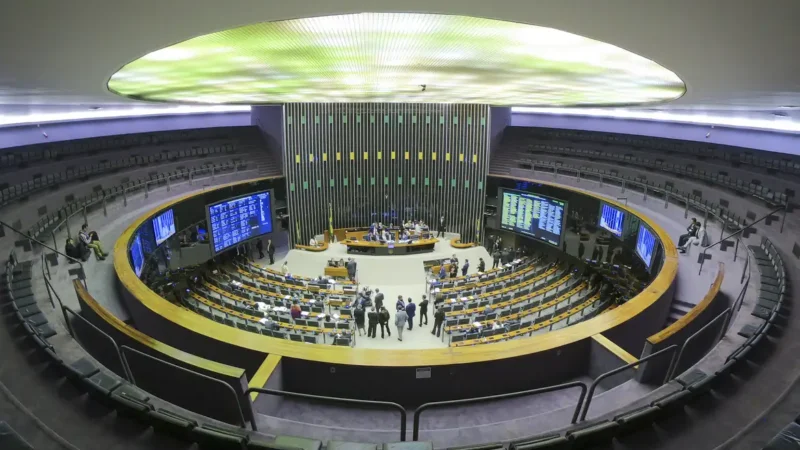 Câmara deve votar projeto que cria regras para proteção de crianças na internet nesta quarta-feira (20)
