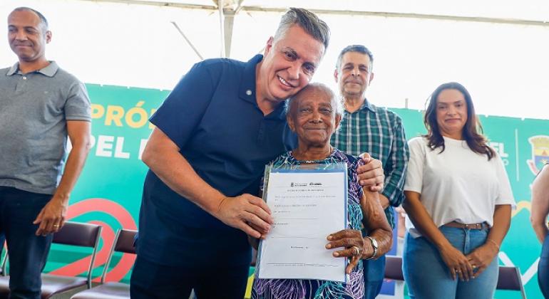 Prefeitura de BH entrega 566 títulos de propriedade a famílias do Novo Aarão Reis