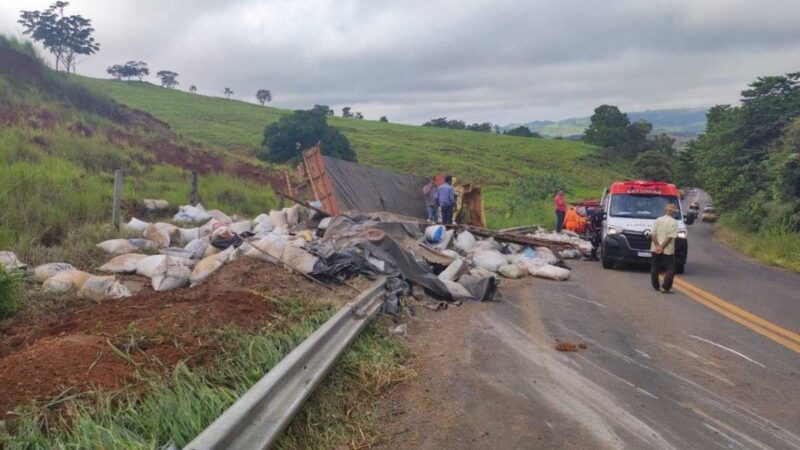 Caminhão carregado com adubo tomba e deixa feridos no interior de MG