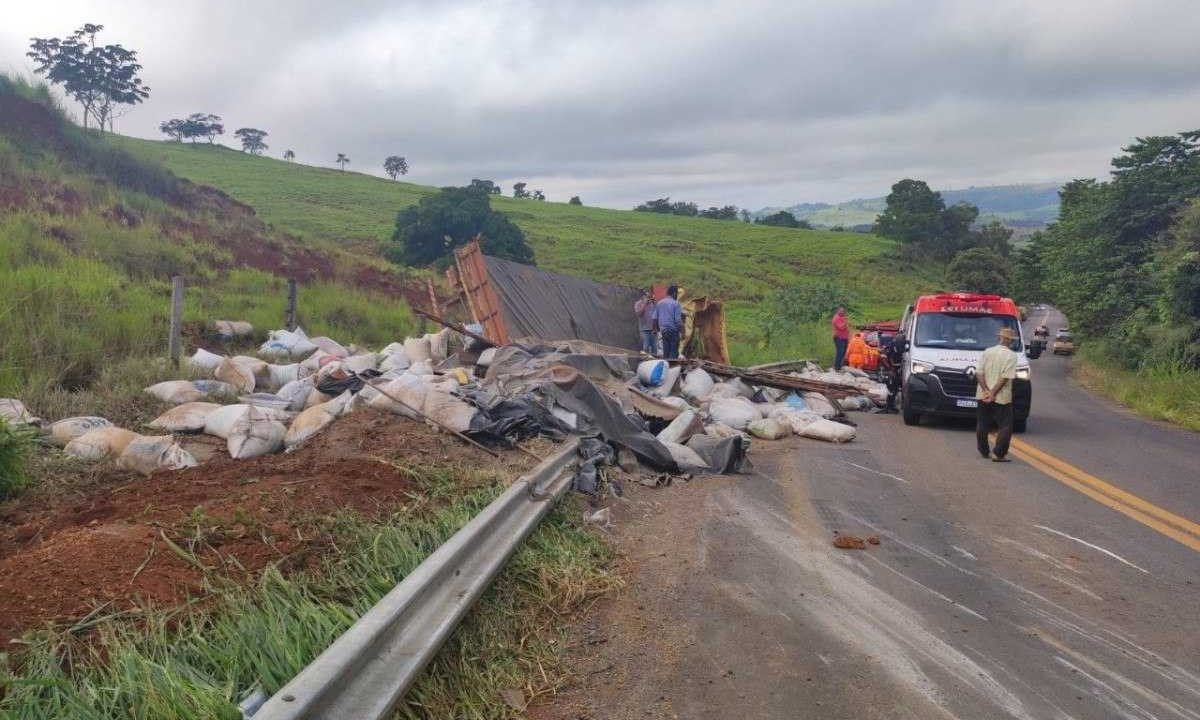 Caminhão carregado com adubo tomba e deixa feridos no interior de MG