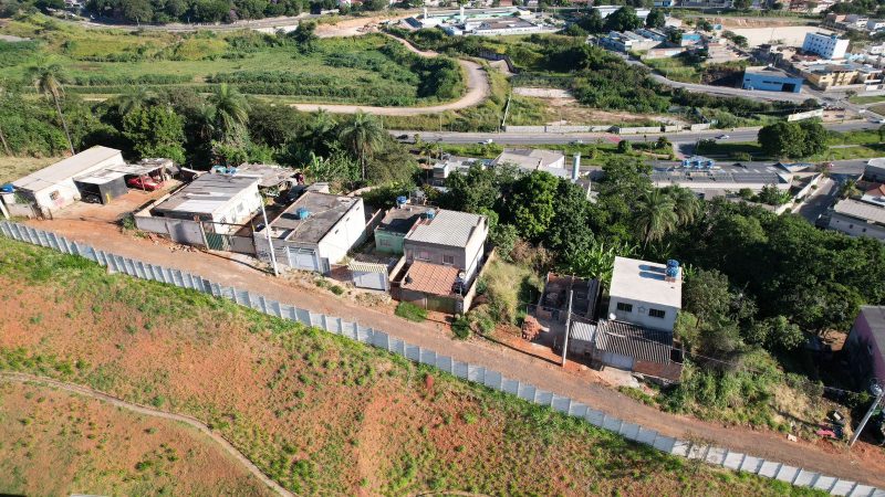 Obras de recomposição e pavimentação beneficiam mais uma via no bairro Duque de Caxias em Betim