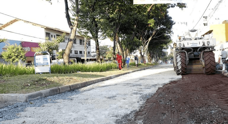 Força-tarefa da PBH dá início à revitalização e limpeza de avenida na Pampulha