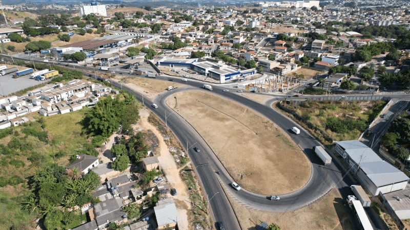 Rotatória da Via Expressa e Avenida Marco Túlio em Betim Passam por Capina e Roçada