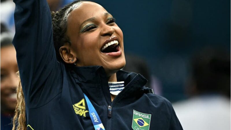 Rebeca Andrade é vista com jogadoras de vôlei em Belo Horizonte