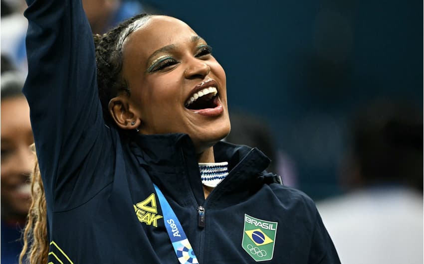 Rebeca Andrade é vista com jogadoras de vôlei em Belo Horizonte