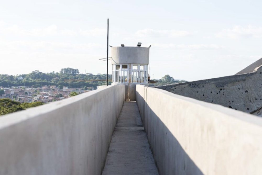 Governo de Minas conclui obras de reforma das muralhas e guaritas do maior presídio do estado